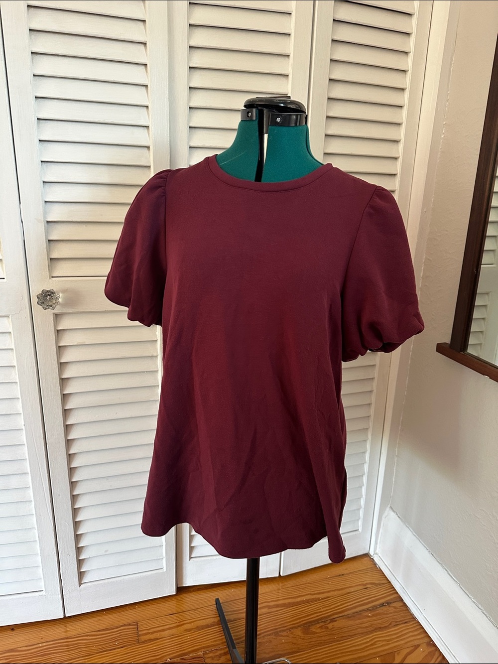 Cable & Gauge Puff Sleeve Short Sleeve Tee in Burgundy